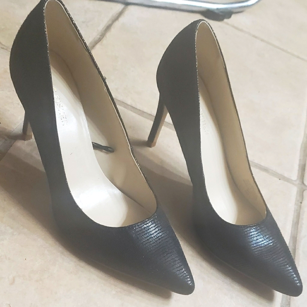 Heel pumps.